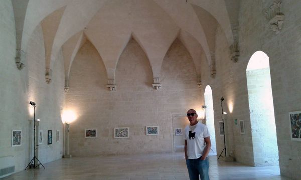 Andrea Benetti al termine dell'allestimento della mostra "Astrattismo delle origini" realizzata a Lecce, nelle sale del Castello Carlo V.